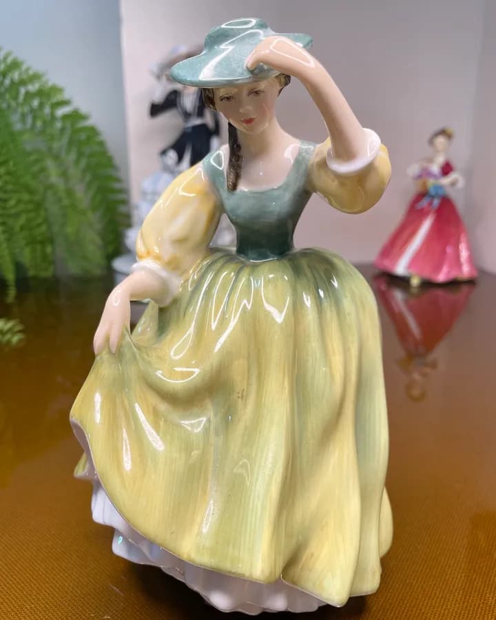 مجسمه رویال دالتون Buttercup HN2309