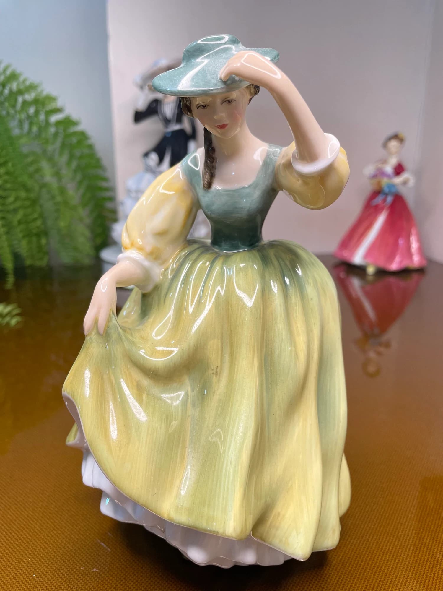 مجسمه رویال دالتون Buttercup HN2309
