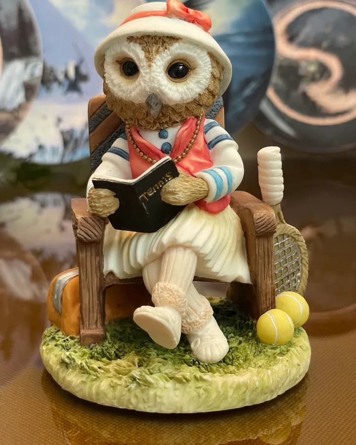 فیگور لئوناردو جغد Olivia Owl؛ کتاب و راکت تنیس