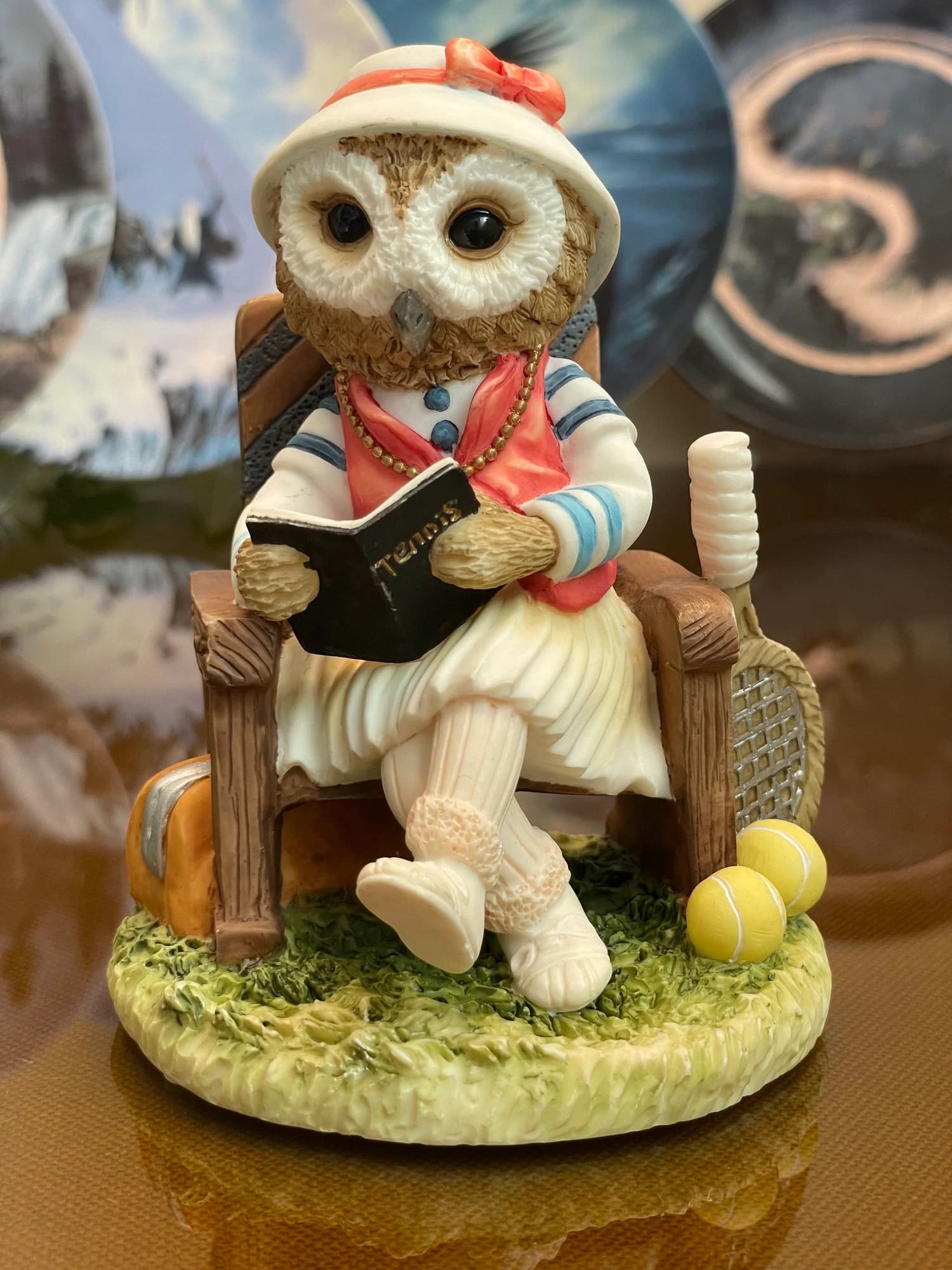 فیگور لئوناردو جغد Olivia Owl؛ کتاب و راکت تنیس