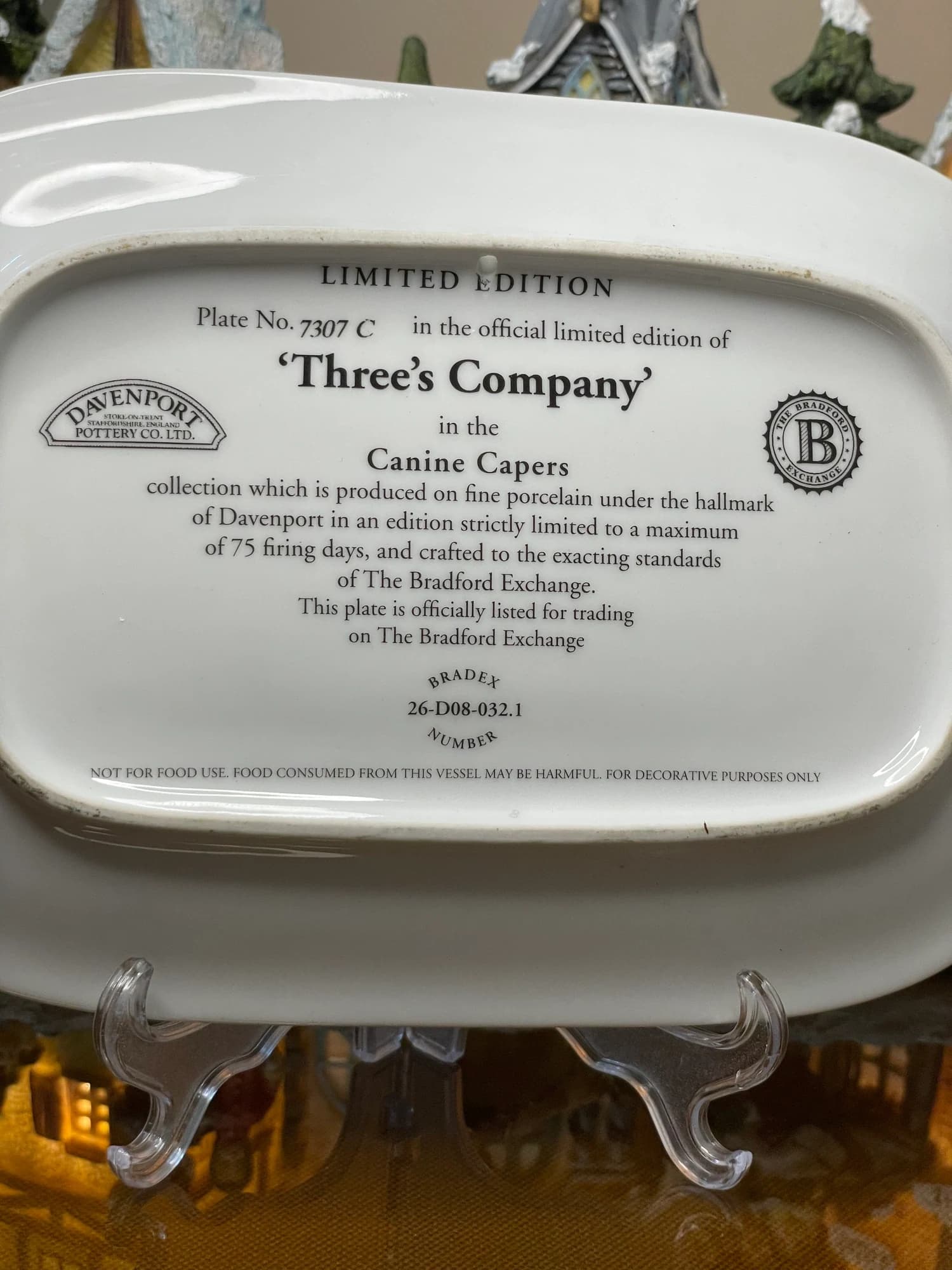 دیوارکوب داونپورت؛ سه توله‌سگ Three’s Company؛ جزئیات و مهر پشت