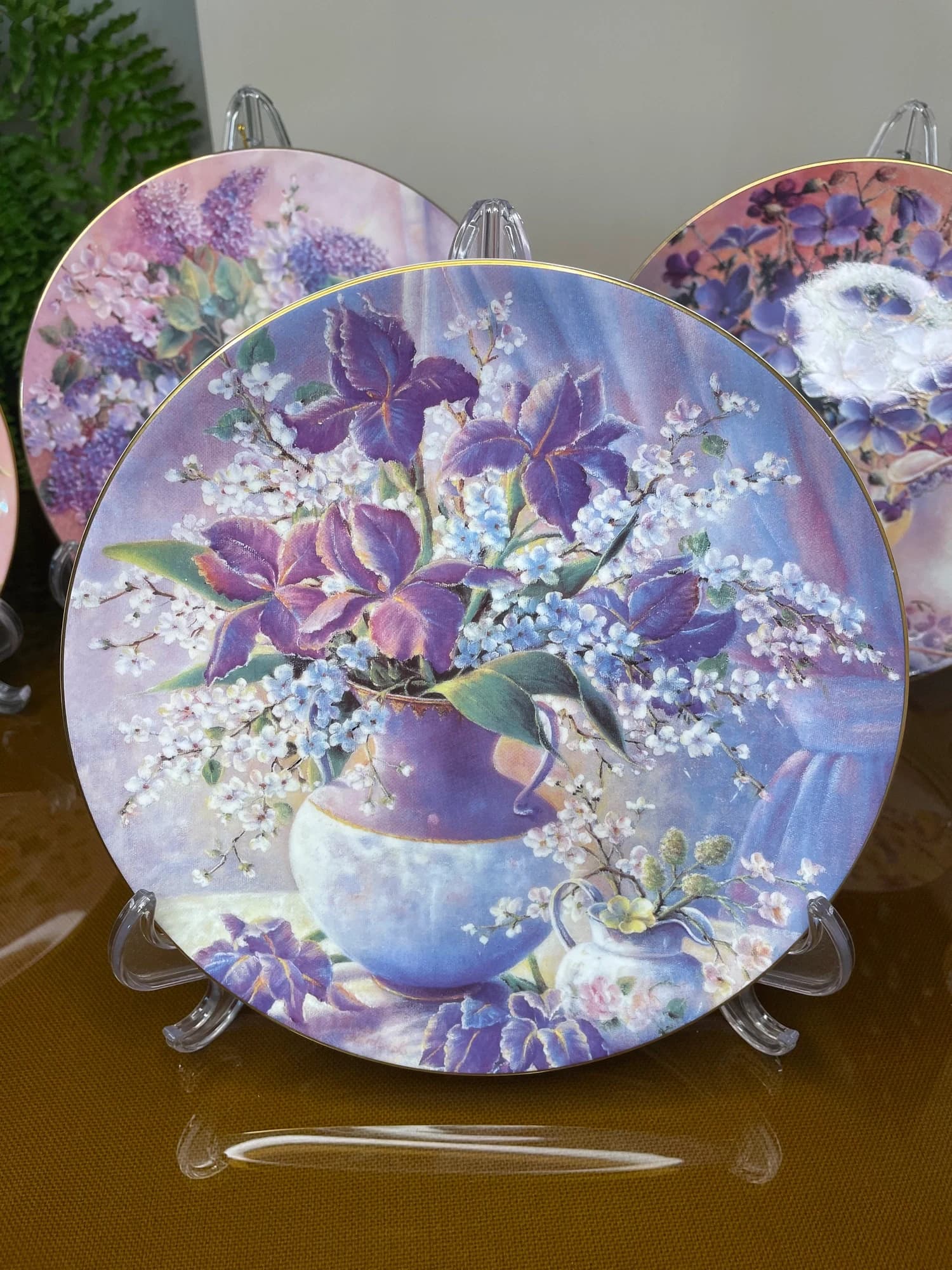 دیوارکوب وجوود زنبق بنفش Violet Cantata طلاکوب