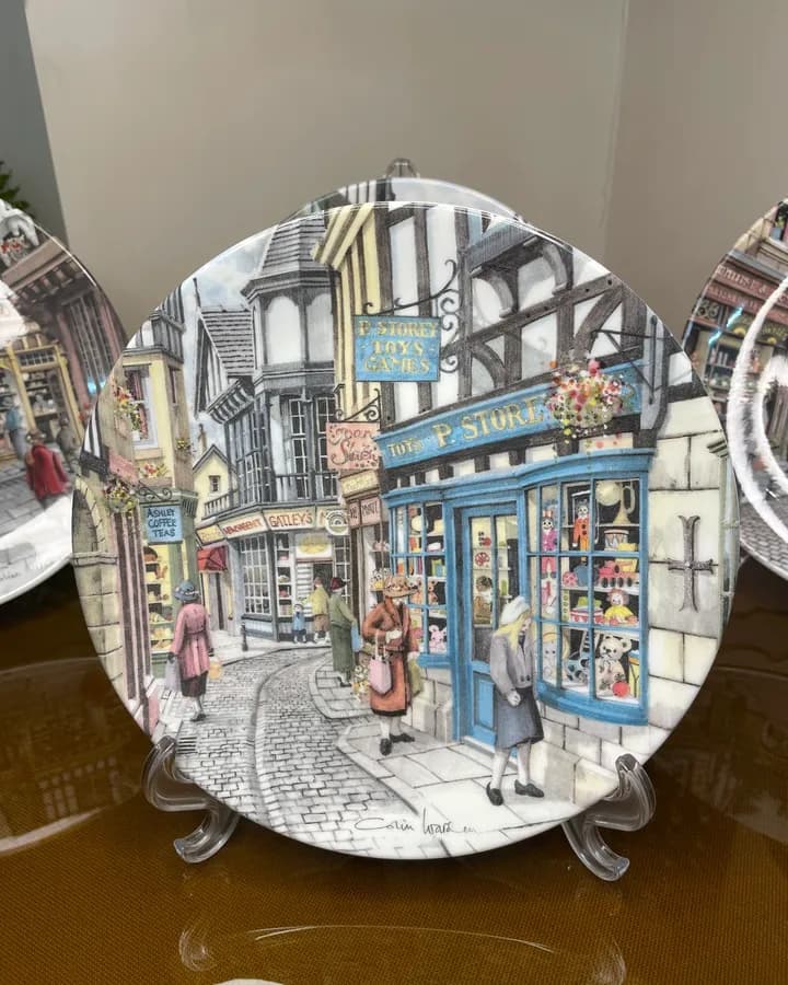 دیوارکوب رویال دالتون مغازه اسباب‌بازی The Toy Shop