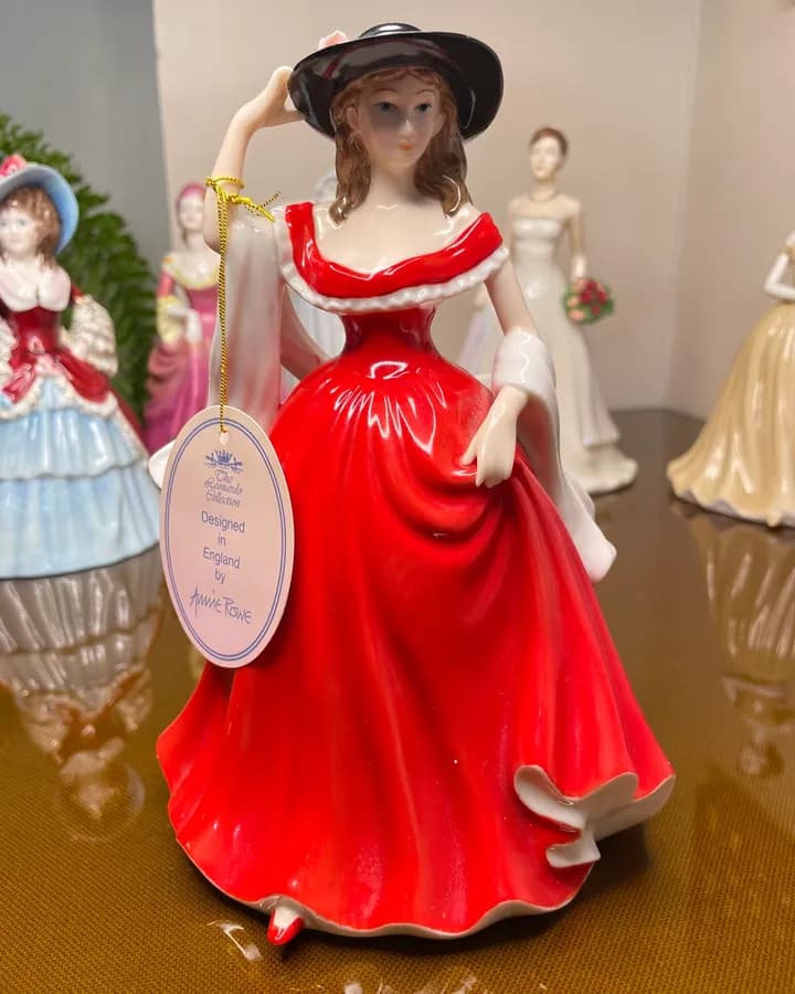 مجسمه لئوناردو بانوی سرخ‌پوش؛ طراحی آنی رو