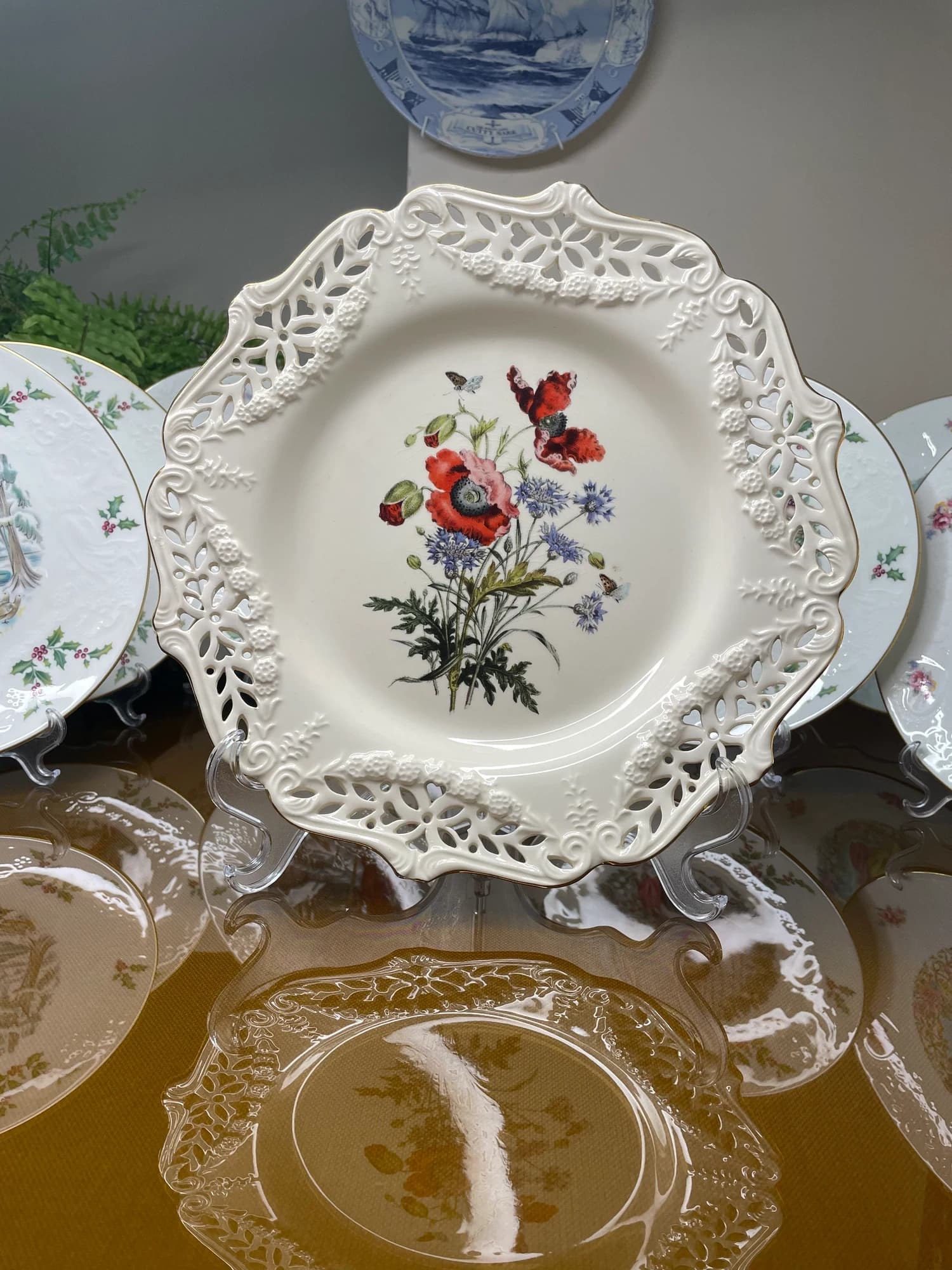 دیوارکوب رویال کریم‌ور شقایق Poppies؛ مشبک طلاکوب