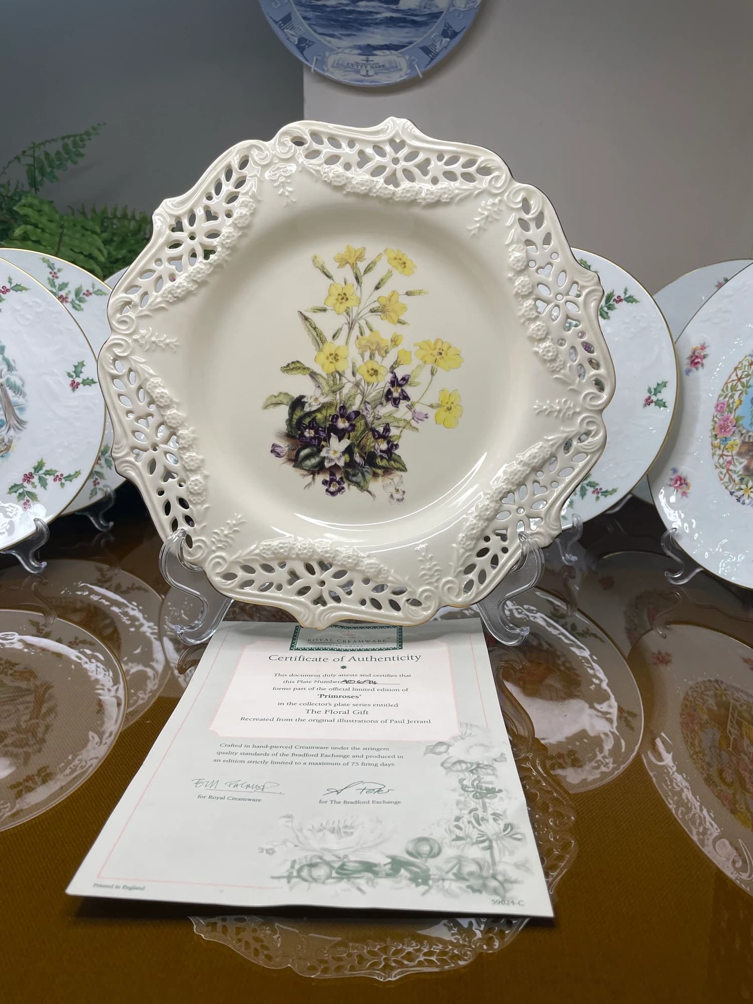 دیوارکوب رویال کریم‌ور پامچال Primroses؛ مشبک طلاکوب
