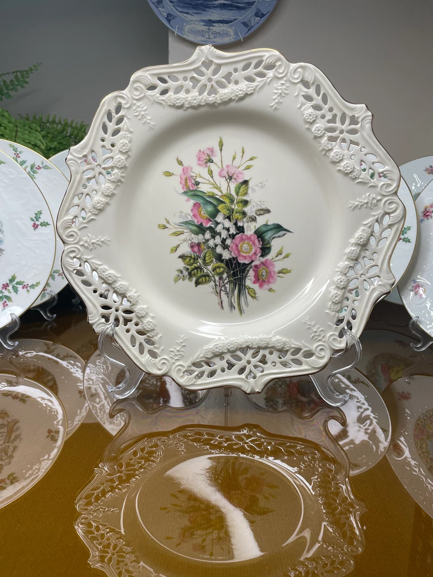 دیوارکوب رویال کریم‌ور رز وحشی Wild Roses؛ مشبک طلاکوب