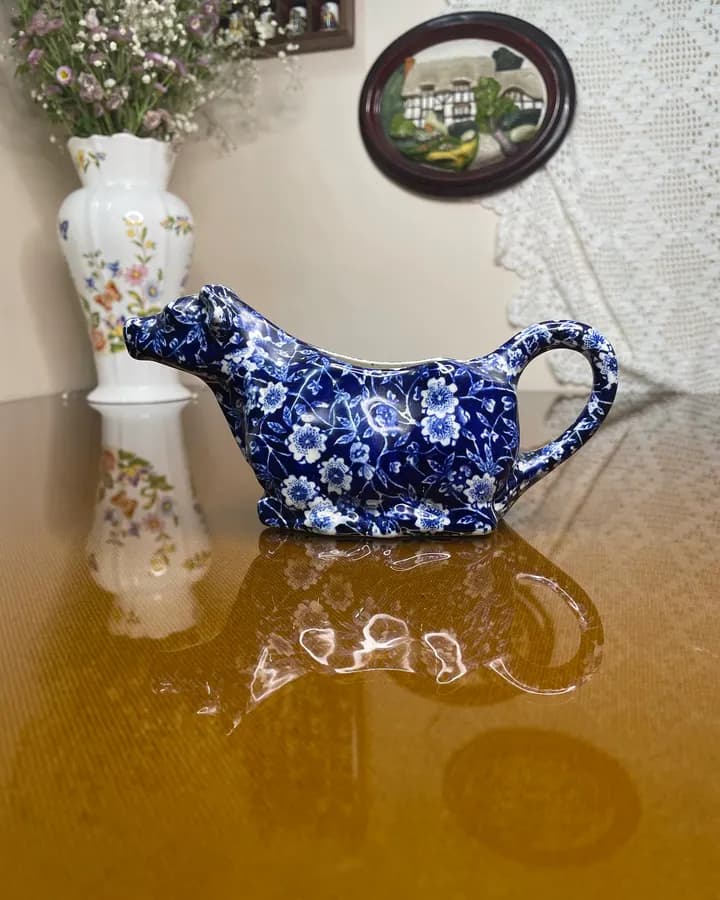 شیرریز طرح گاو آبی‌وسفید گل‌دار