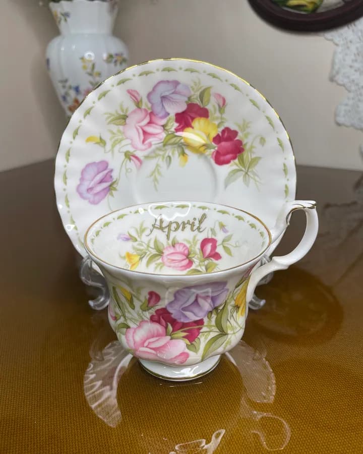 فنجان و نعلبکی رویال آلبرت April؛ گل نخود معطر