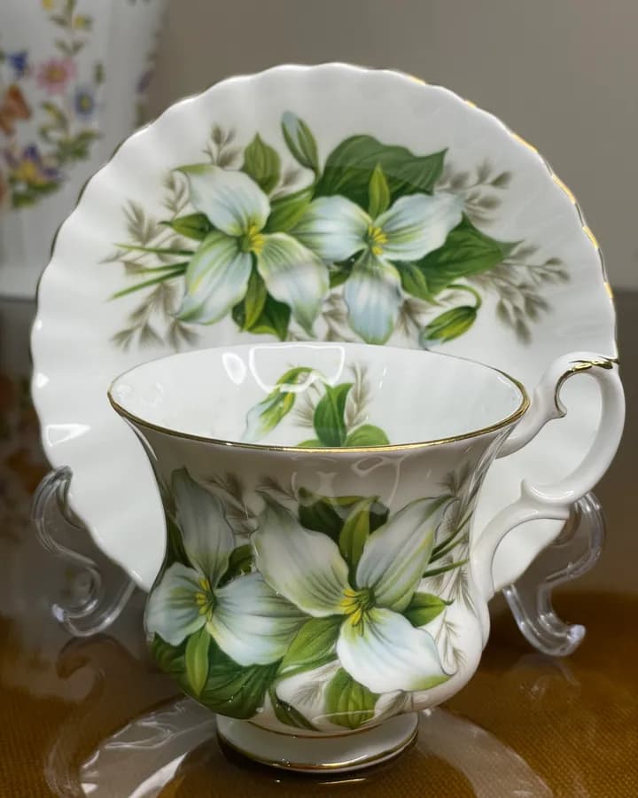 فنجان و نعلبکی گل سفید سه‌پر طلاکوب