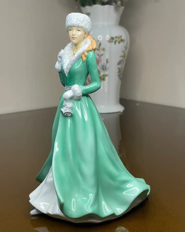 مجسمه رویال دالتون Silver Bells HN5607؛ گردن ترمیم‌شده