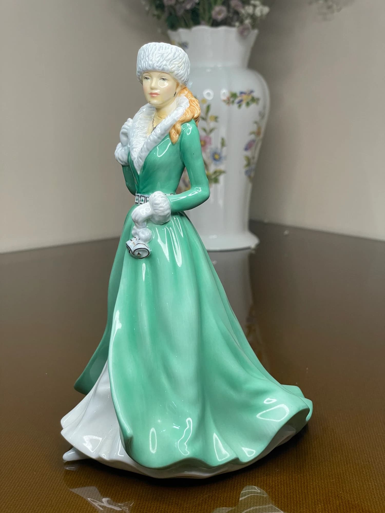 مجسمه رویال دالتون Silver Bells HN5607؛ گردن ترمیم‌شده