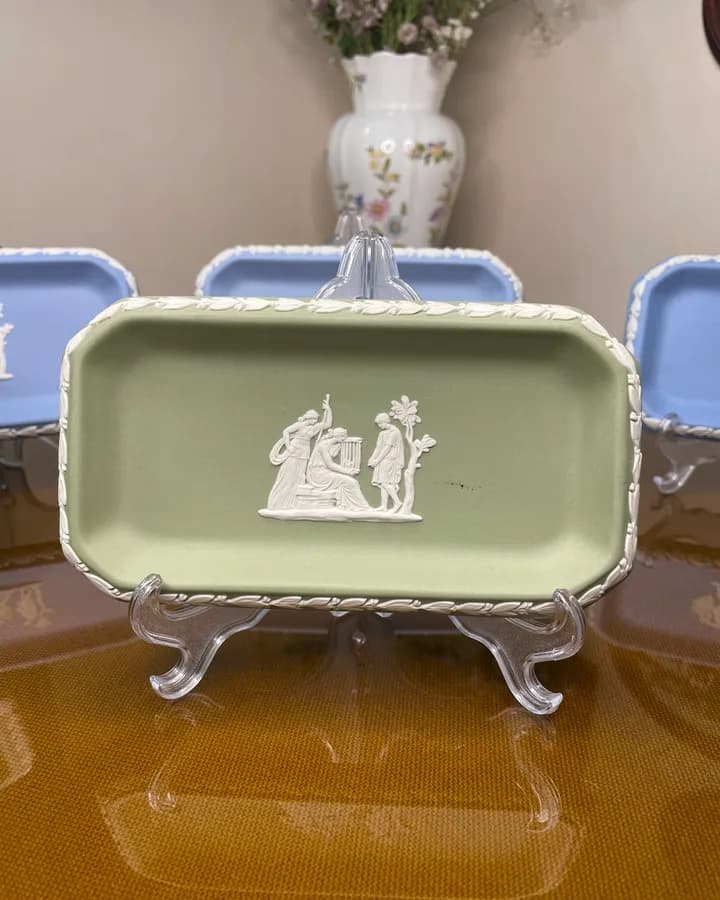 سینی دکوری ودجوود سبز؛ نوازندهٔ چنگ و همراهان