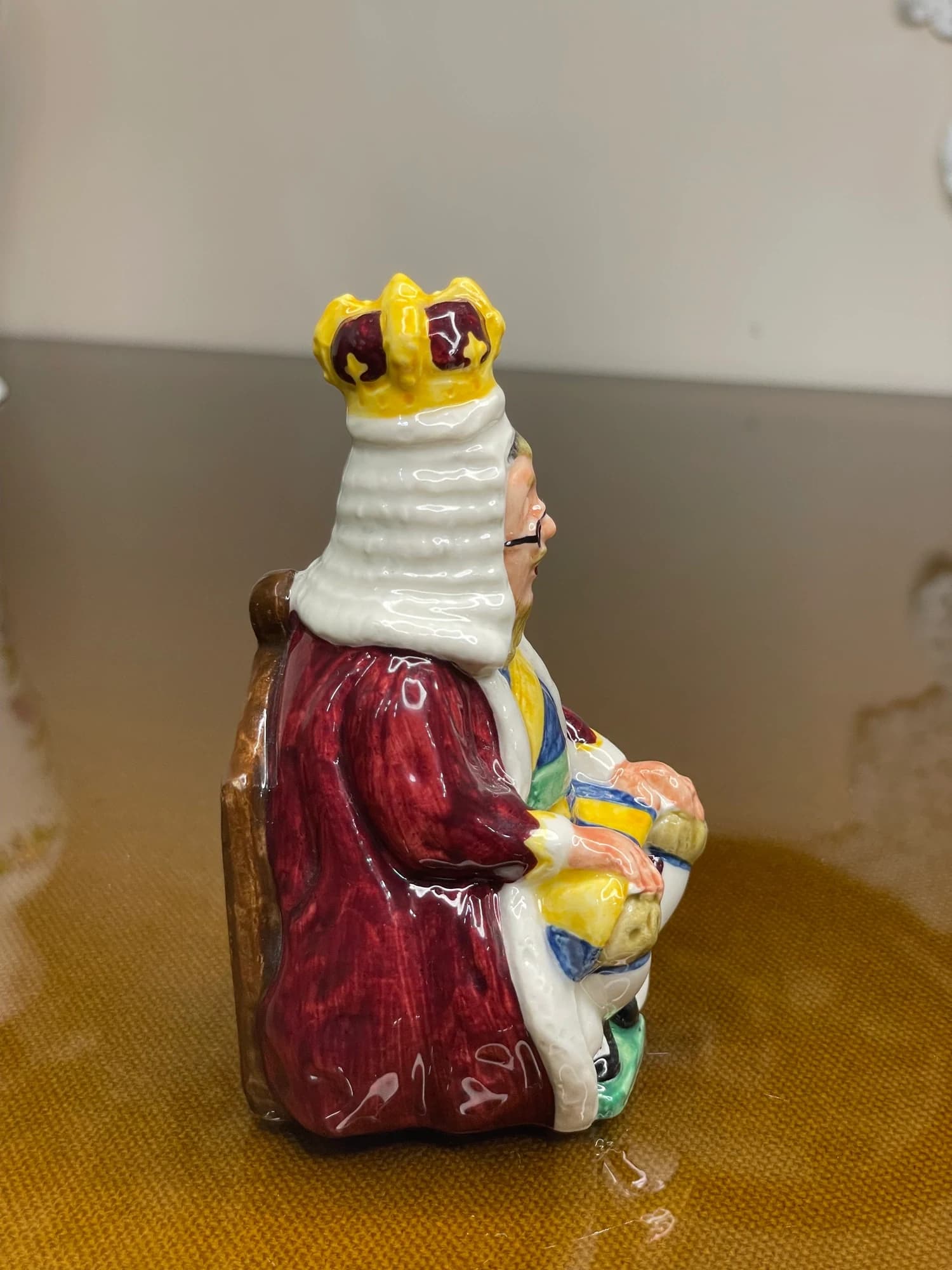 مجسمه بزویک شاه دل King of Hearts؛ مجموعه آلیس؛ نمای راست تاج و ردای شاه