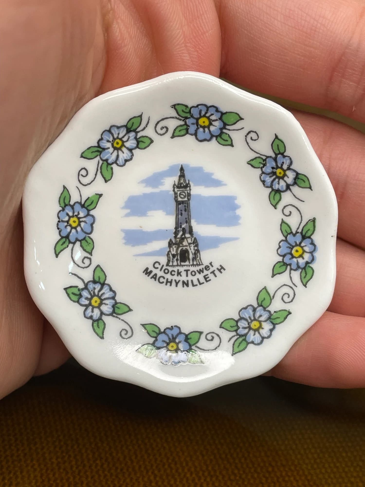 بشقابک برچ‌کرافت Birchcroft؛ برج ساعت ماخینلت؛ جزئیات نوشتهٔ Clock Tower Machynlleth