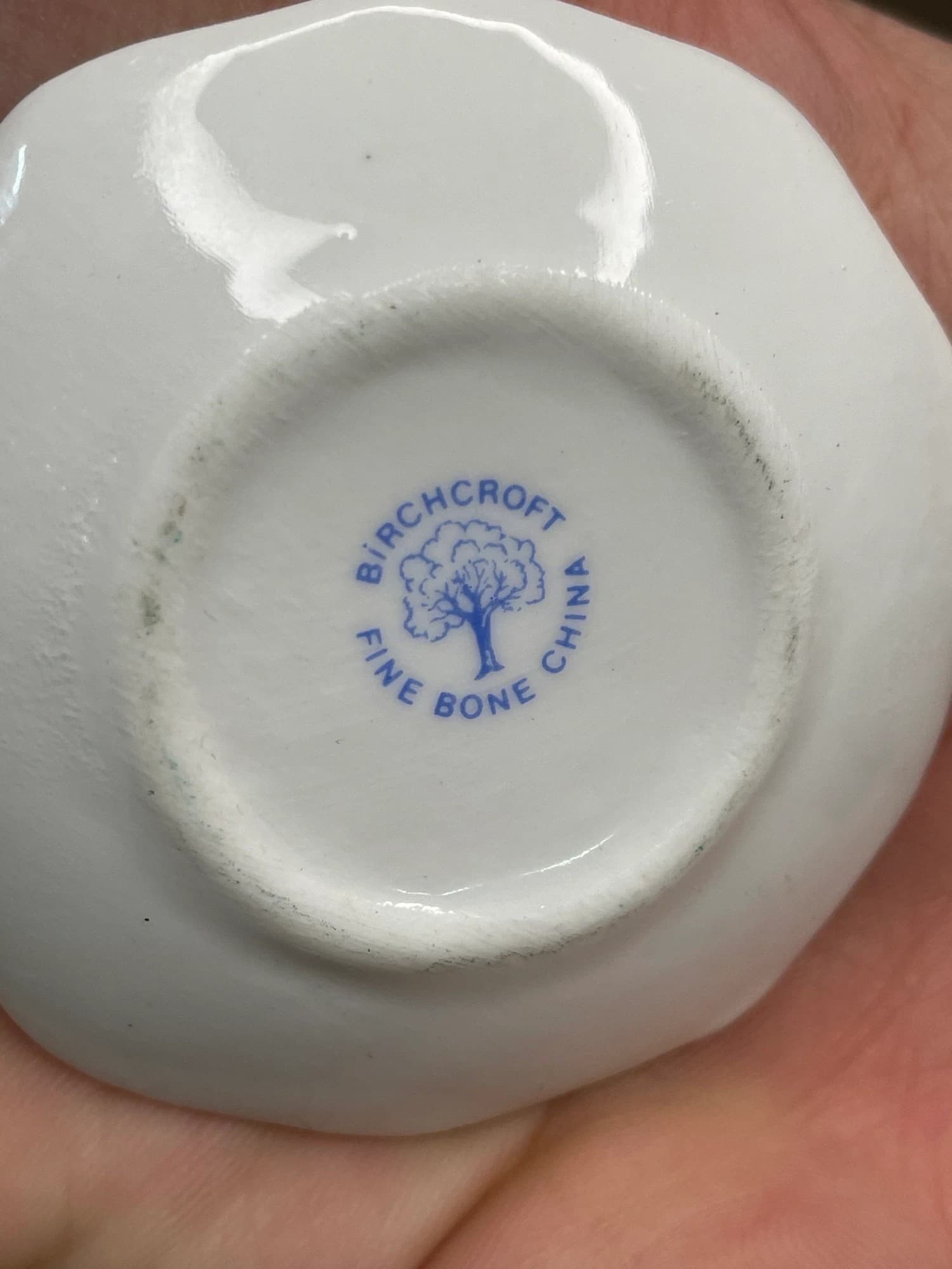 بشقابک برچ‌کرافت Birchcroft؛ برج ساعت ماخینلت؛ مهر برچ‌کرافت و چینی استخوانی پشت بشقابک