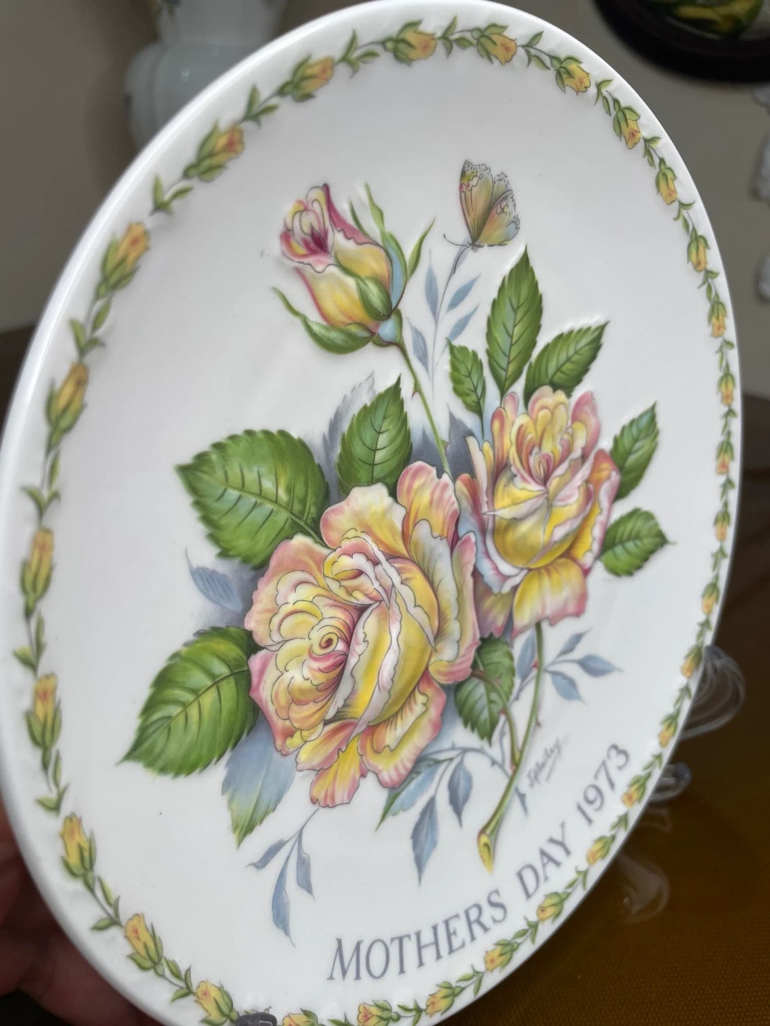دیوارکوب کراون استافوردشر Peace Rose؛ روز مادر ۱۹۷۳، نسخه‌محدود؛ نمای مایل و نوشتهٔ Mother’s Day 1973