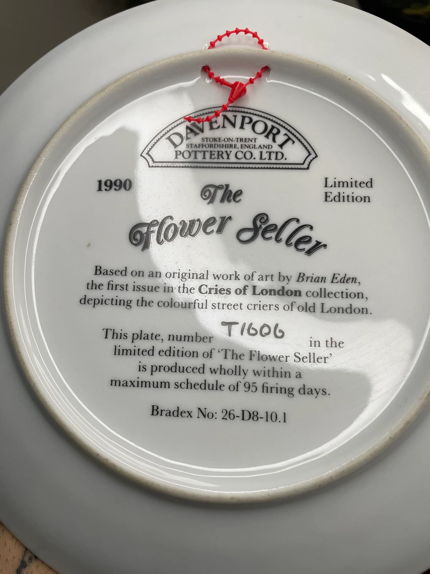 دیوارکوب داونپورت The Flower Seller؛ گل‌فروش لندن، نسخه‌محدود؛ مهر داونپورت، شمارهٔ T1606 و اطلاعات نسخه‌محدود