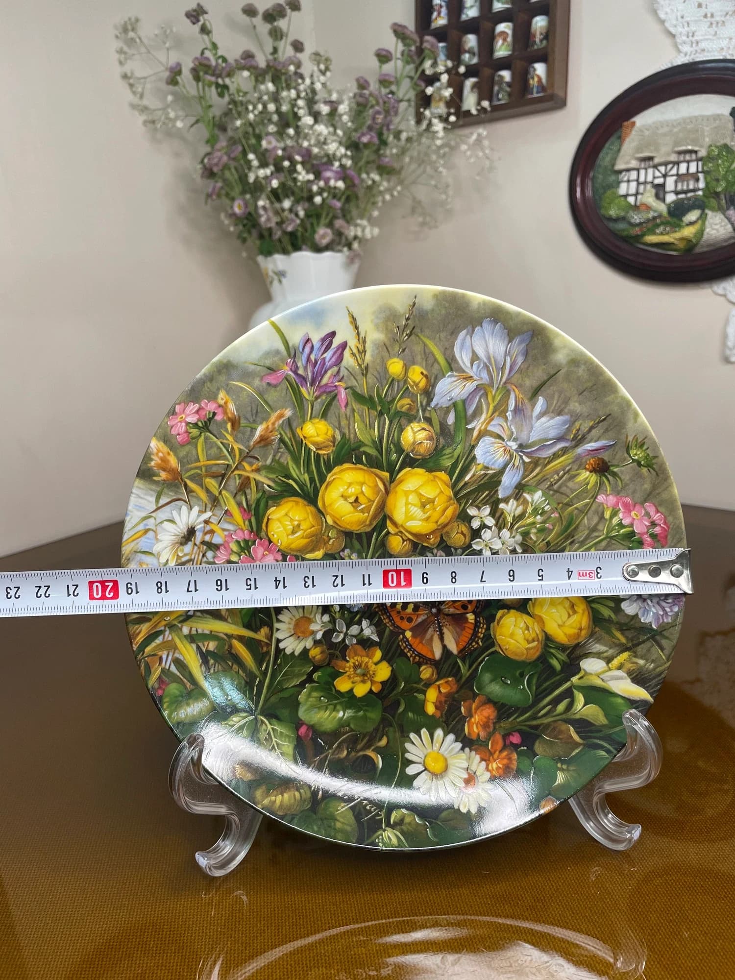 دیوارکوب فورستنبرگ Am Teich؛ هانس گراس، نسخه‌محدود ۱۹۸۹؛ اندازه‌گیری قطر بشقاب گل‌دار