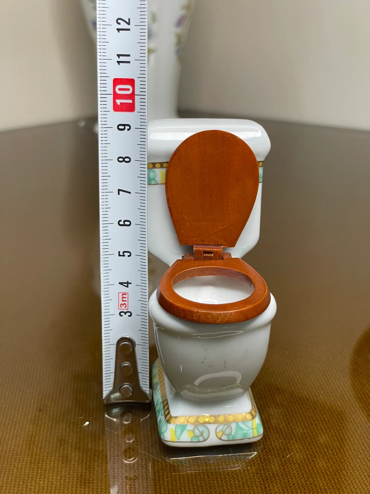 ماکت مینیاتوری سرویس بهداشتی؛ درِ بازشو و تزئین طلایی؛ اندازه‌گیری ارتفاع ماکت مینیاتوری