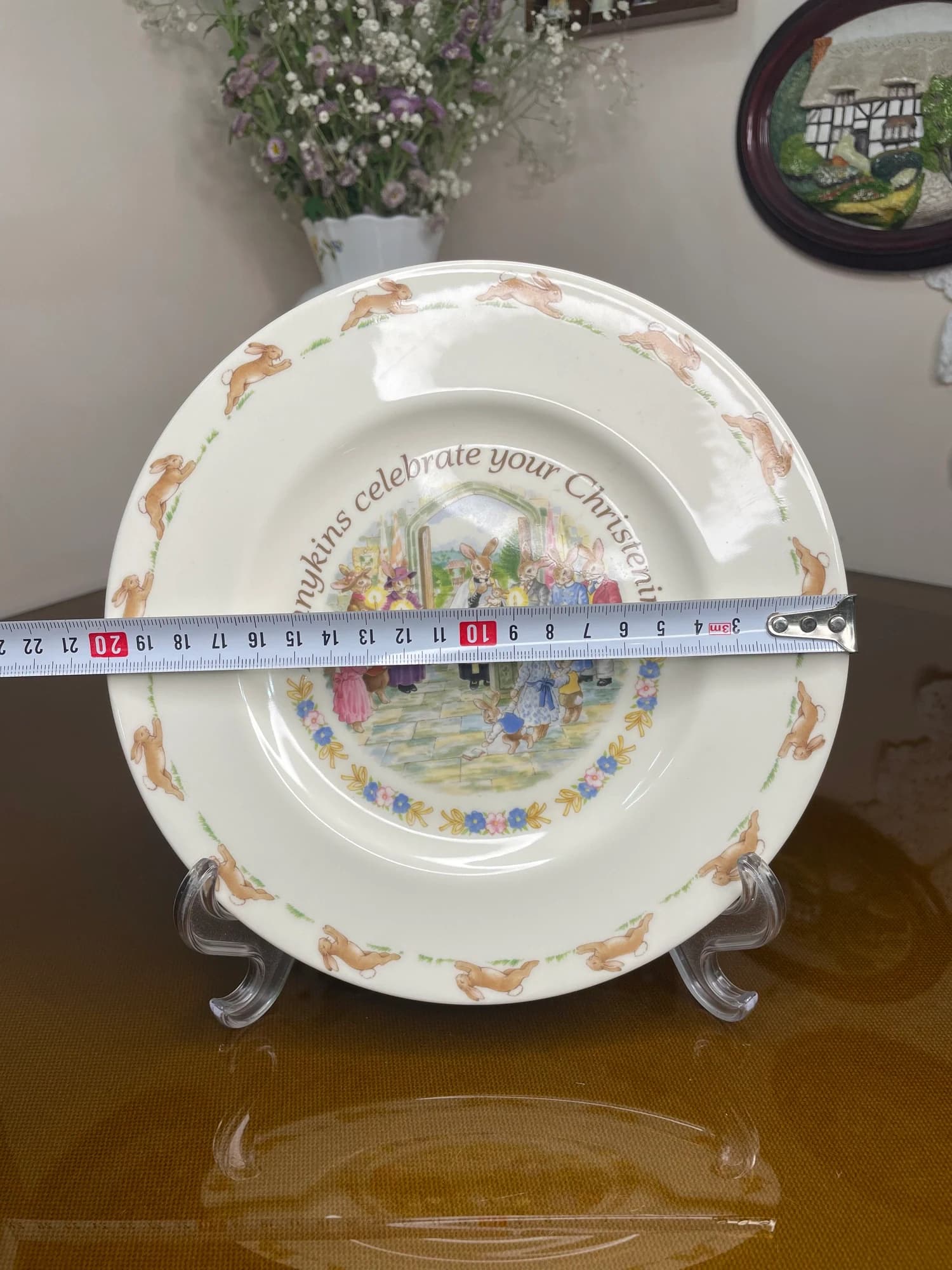 دیوارکوب رویال دالتون بانی‌کینز؛ گردهمایی در ورودی کلیسا؛ اندازه‌گیری قطر بشقاب یادبود