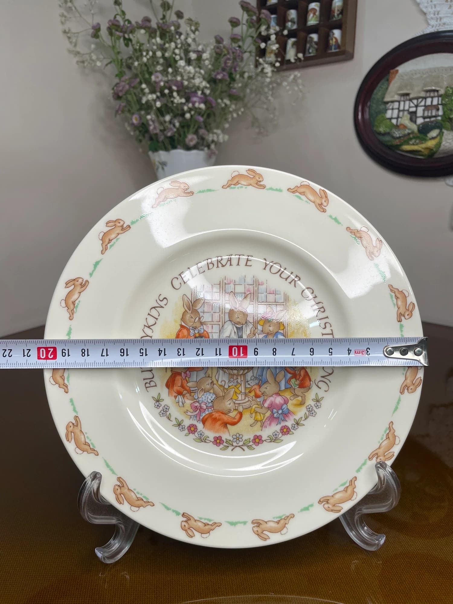 دیوارکوب رویال دالتون بانی‌کینز؛ مراسم کنار حوض تعمید؛ اندازه‌گیری قطر بشقاب بانی‌کینز