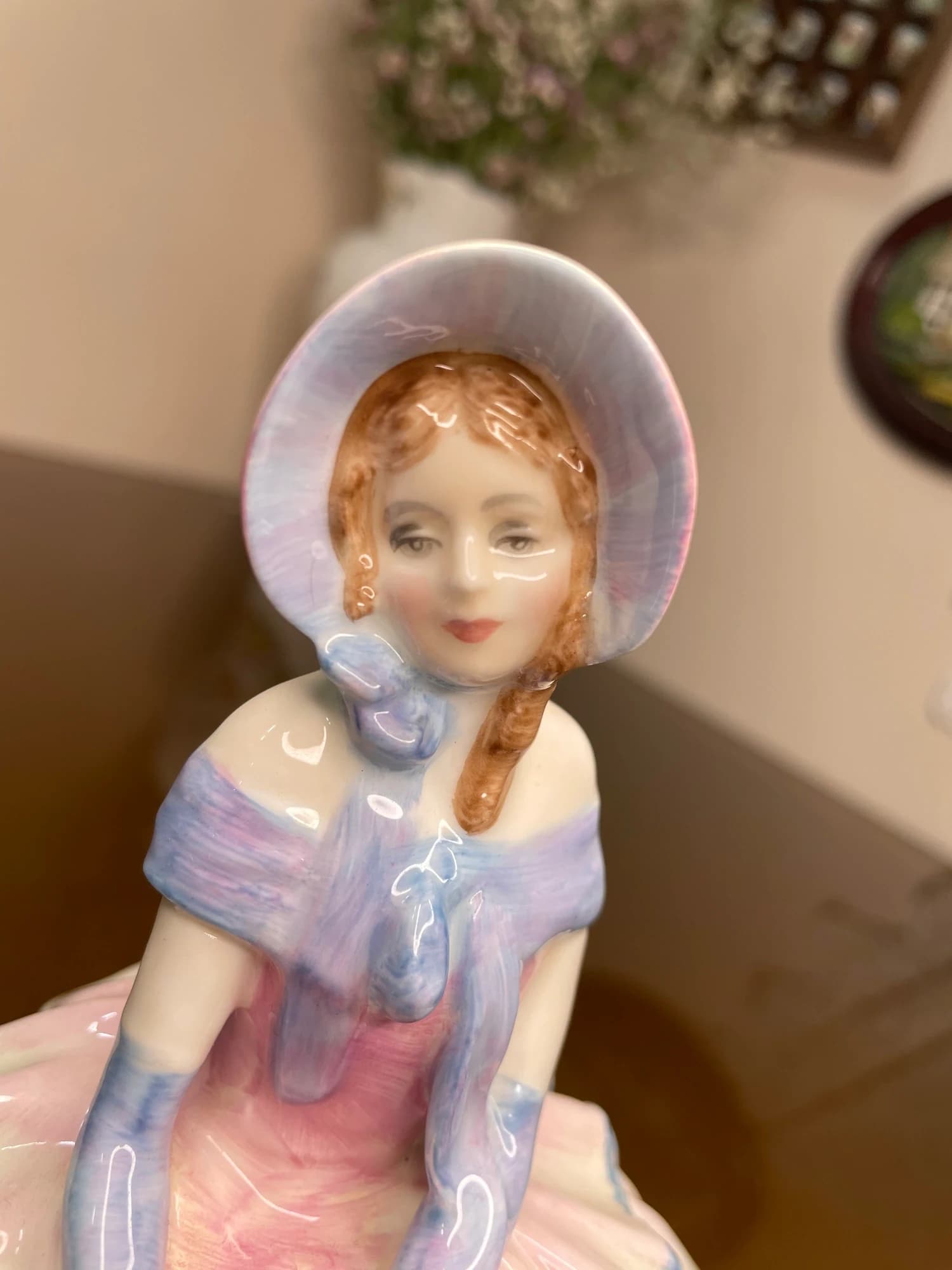 مجسمه رویال دالتون خیال‌پردازی Daydreams؛ مدل HN1731؛ نمای نزدیکِ صورت و روبان