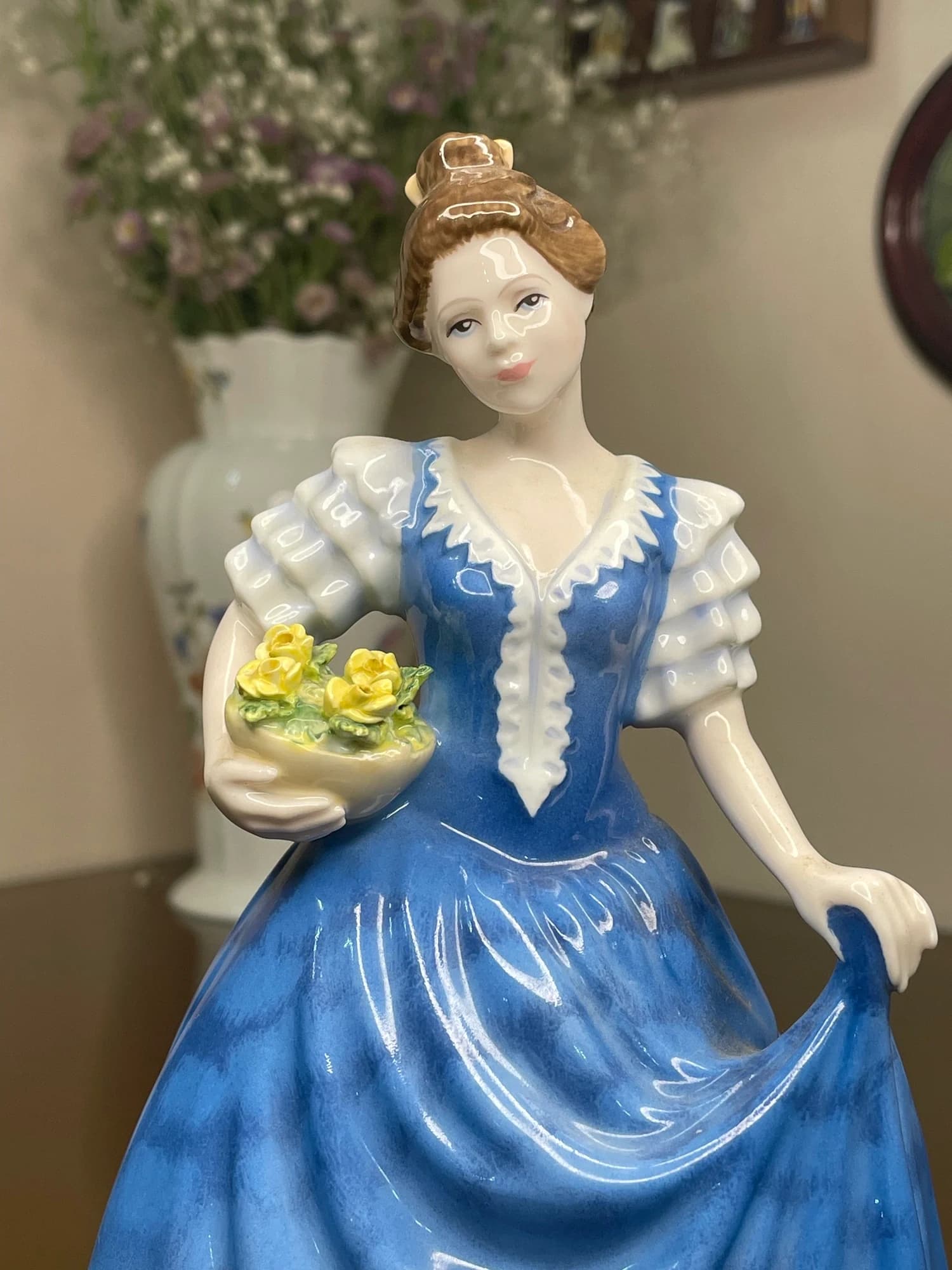 مجسمه رویال دالتون هلن Helen؛ مدل HN3601؛ نمای مایل پیراهن آبی