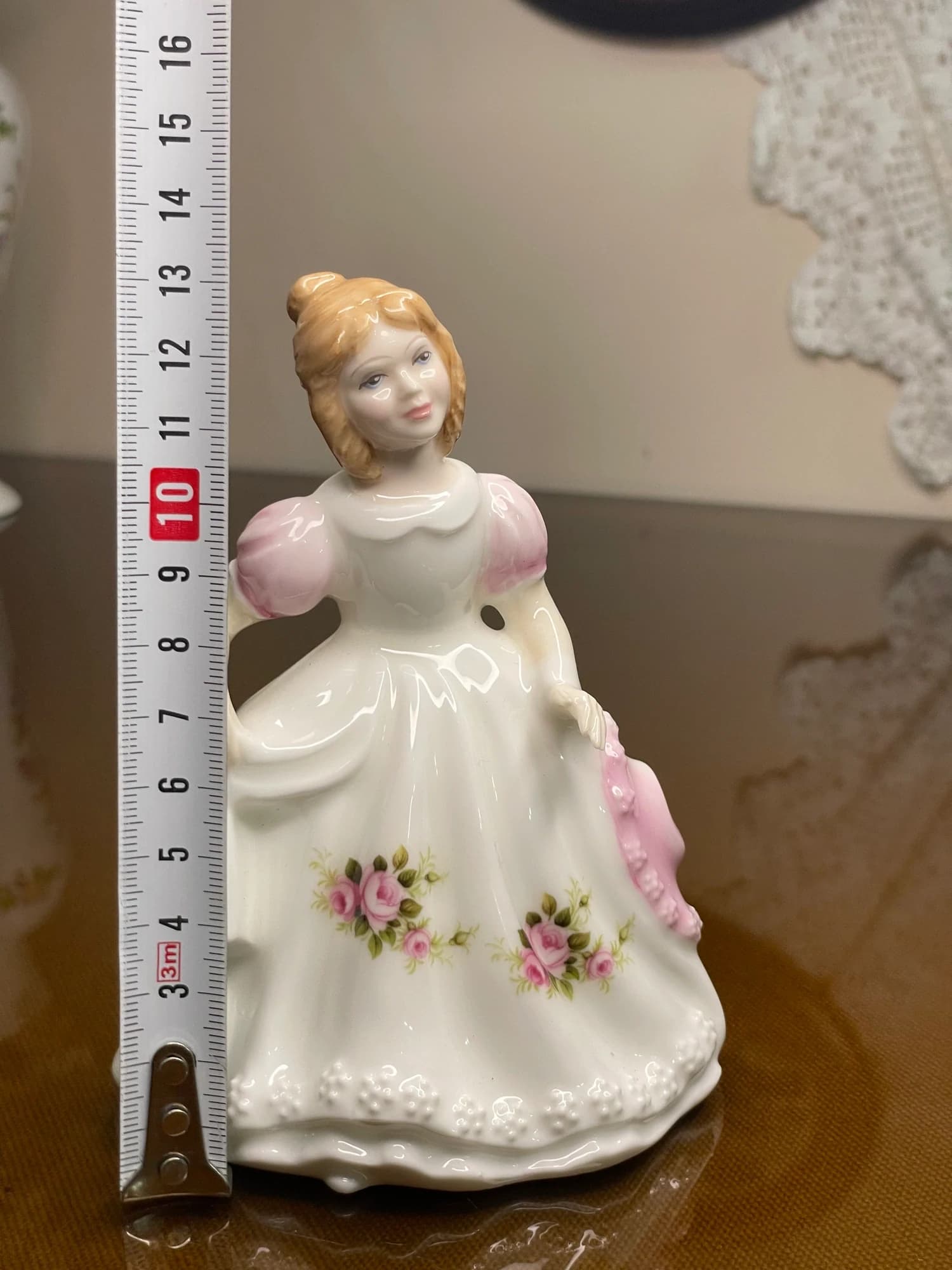 مجسمه رویال دالتون ژوئن June؛ مدل HN3323؛ اندازه‌گیری ارتفاع ژوئن