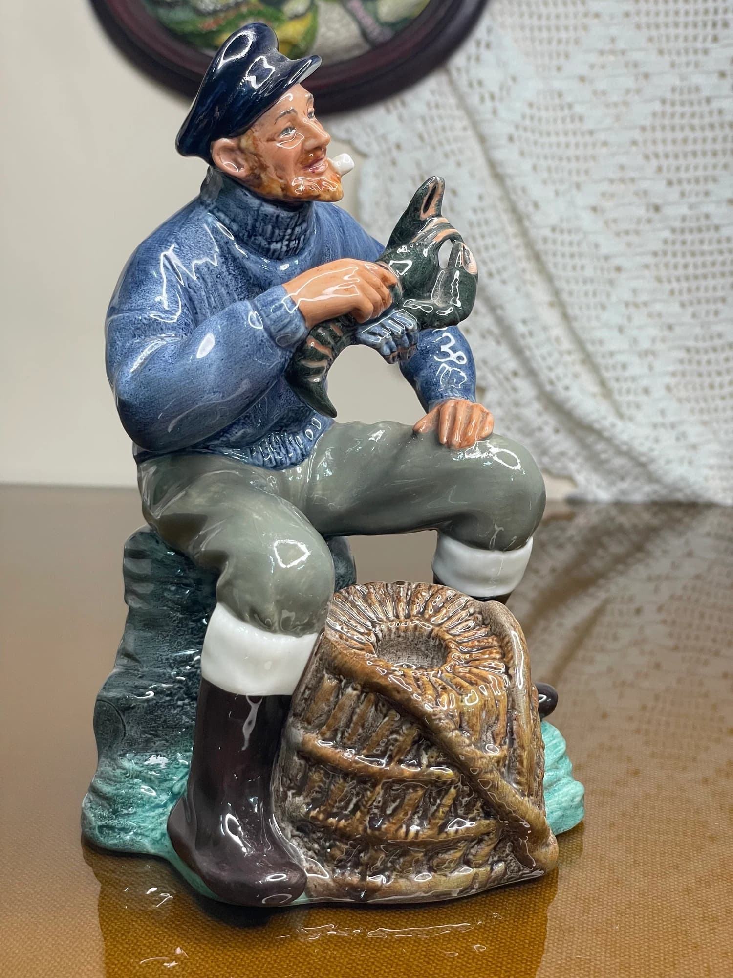 مجسمه رویال دالتون ماهیگیر The Lobster Man؛ مدل HN2317؛ نمای مایل پیکره و تلهٔ حصیری