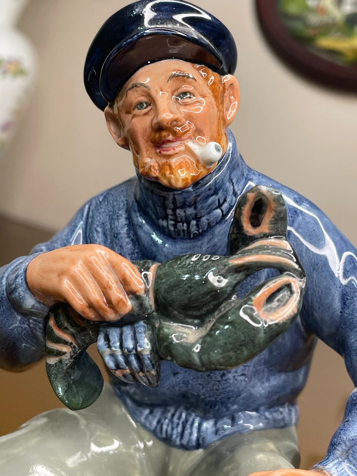 مجسمه رویال دالتون ماهیگیر The Lobster Man؛ مدل HN2317؛ دست ماهیگیر و شاه‌میگوی سبز