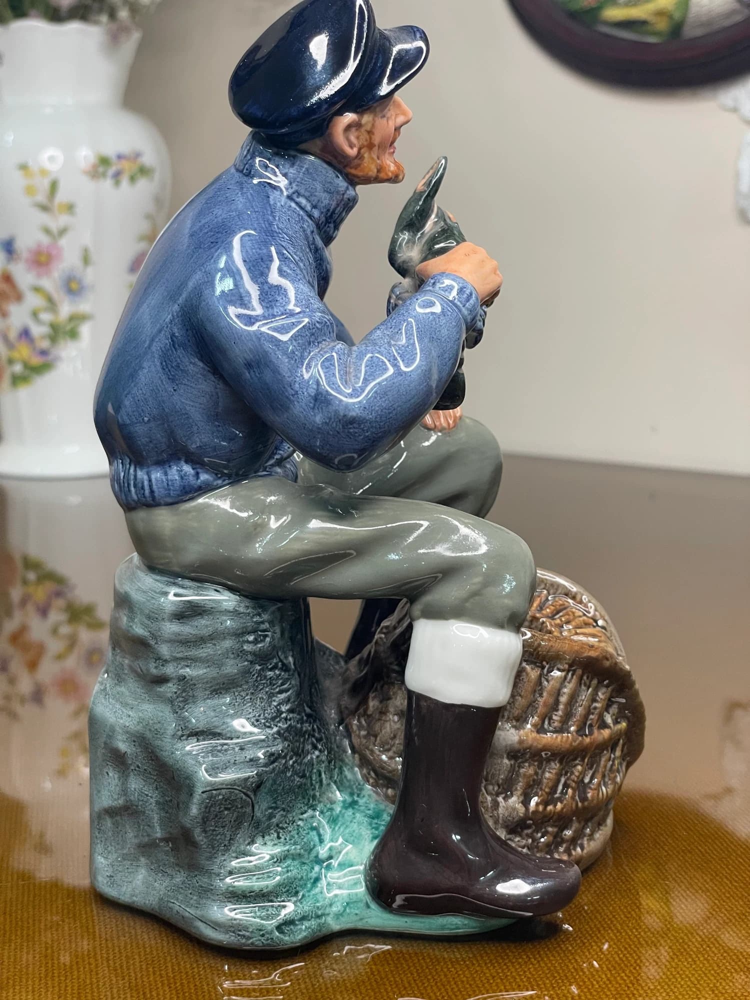 مجسمه رویال دالتون ماهیگیر The Lobster Man؛ مدل HN2317؛ نیم‌رخ دیگر ماهیگیر