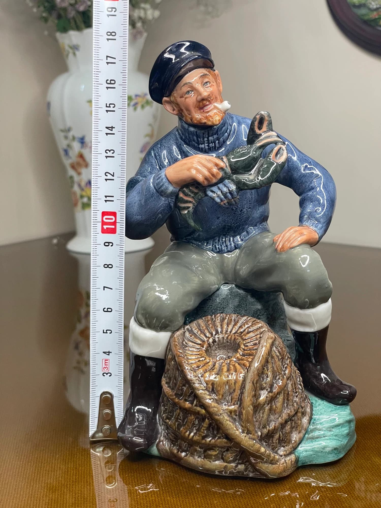 مجسمه رویال دالتون ماهیگیر The Lobster Man؛ مدل HN2317؛ اندازه‌گیری ارتفاع مجسمهٔ ماهیگیر