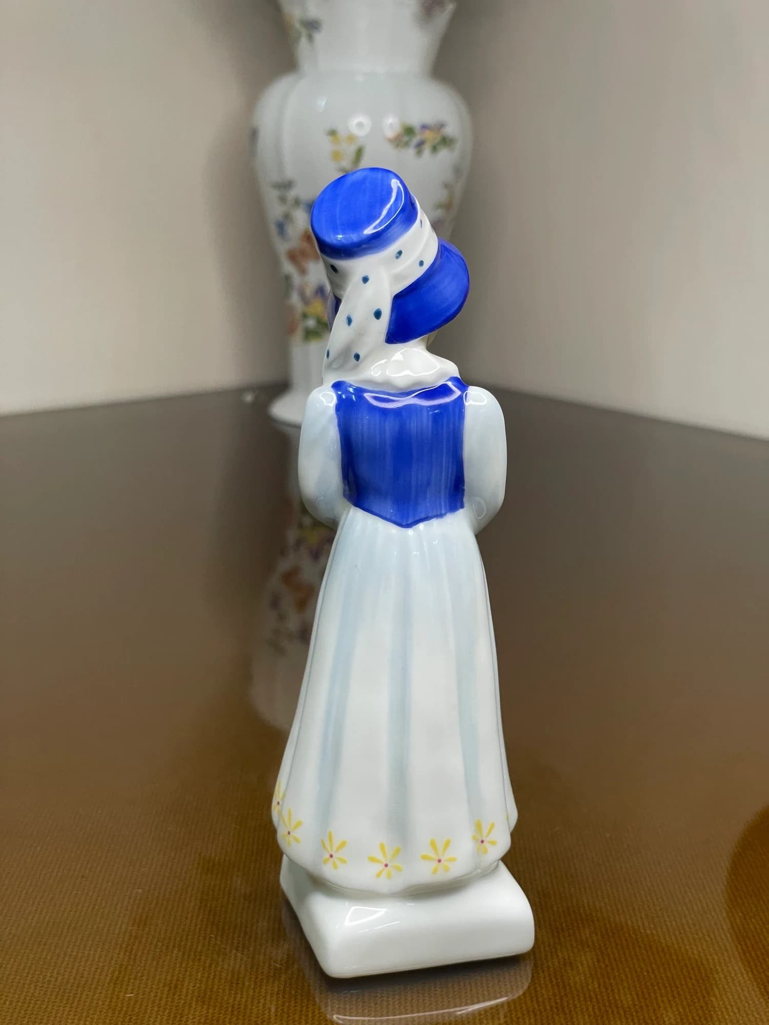 مجسمه رویال دالتون لوسی Lucy HN2863؛ دارای ترک گردن؛ نمای پشت و کلاه آبی