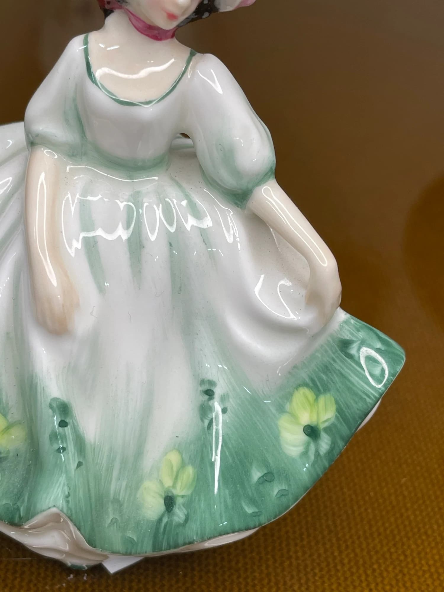 مجسمه رویال دالتون ساندی بست Sunday Best؛ مدل HN3218؛ جزئیات دست و چین لباس
