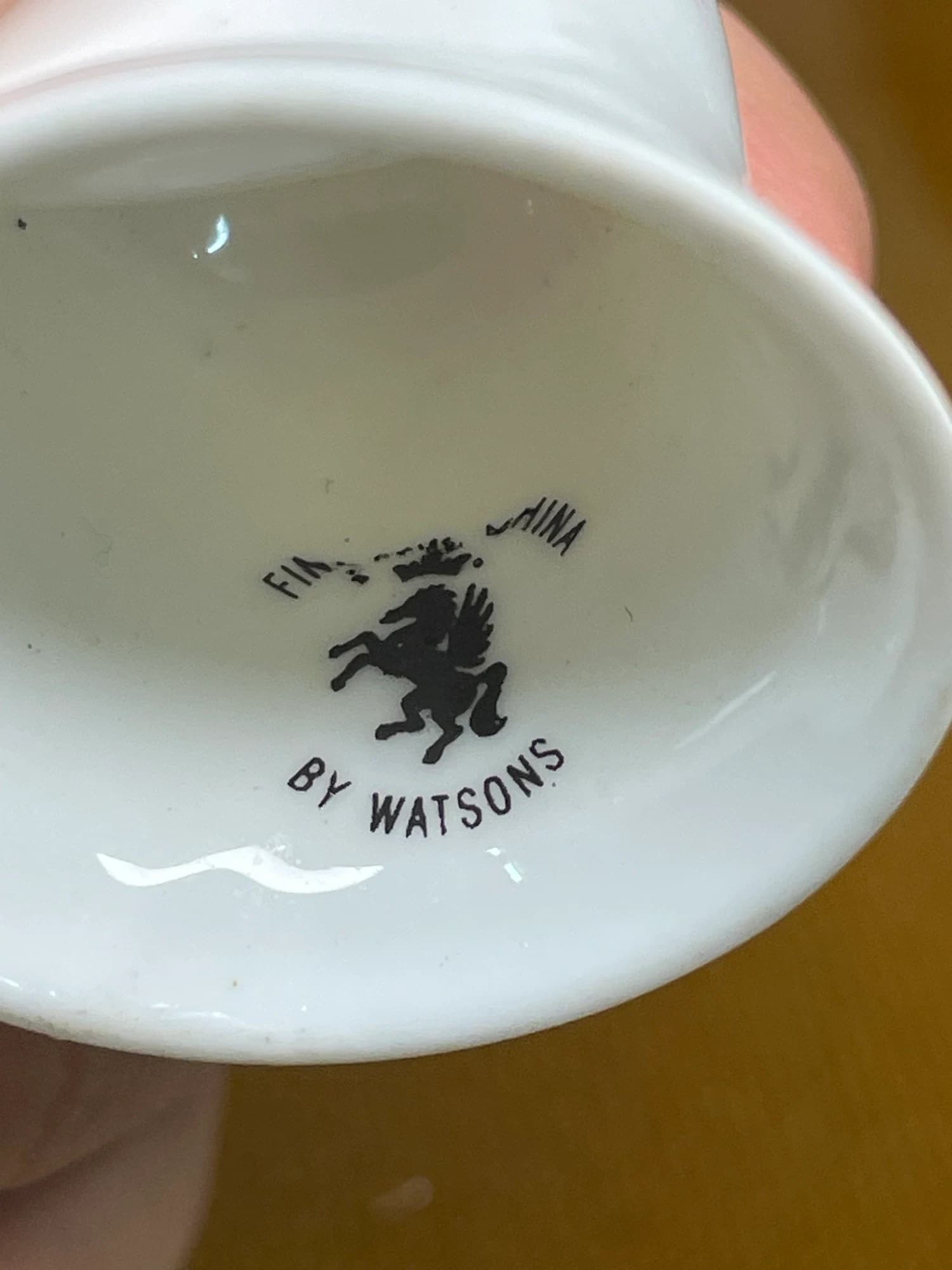 زنگوله واتسونز ژوئن June؛ رزهای صورتی و زرد؛ مهر واتسونز و عبارت Fine Bone China