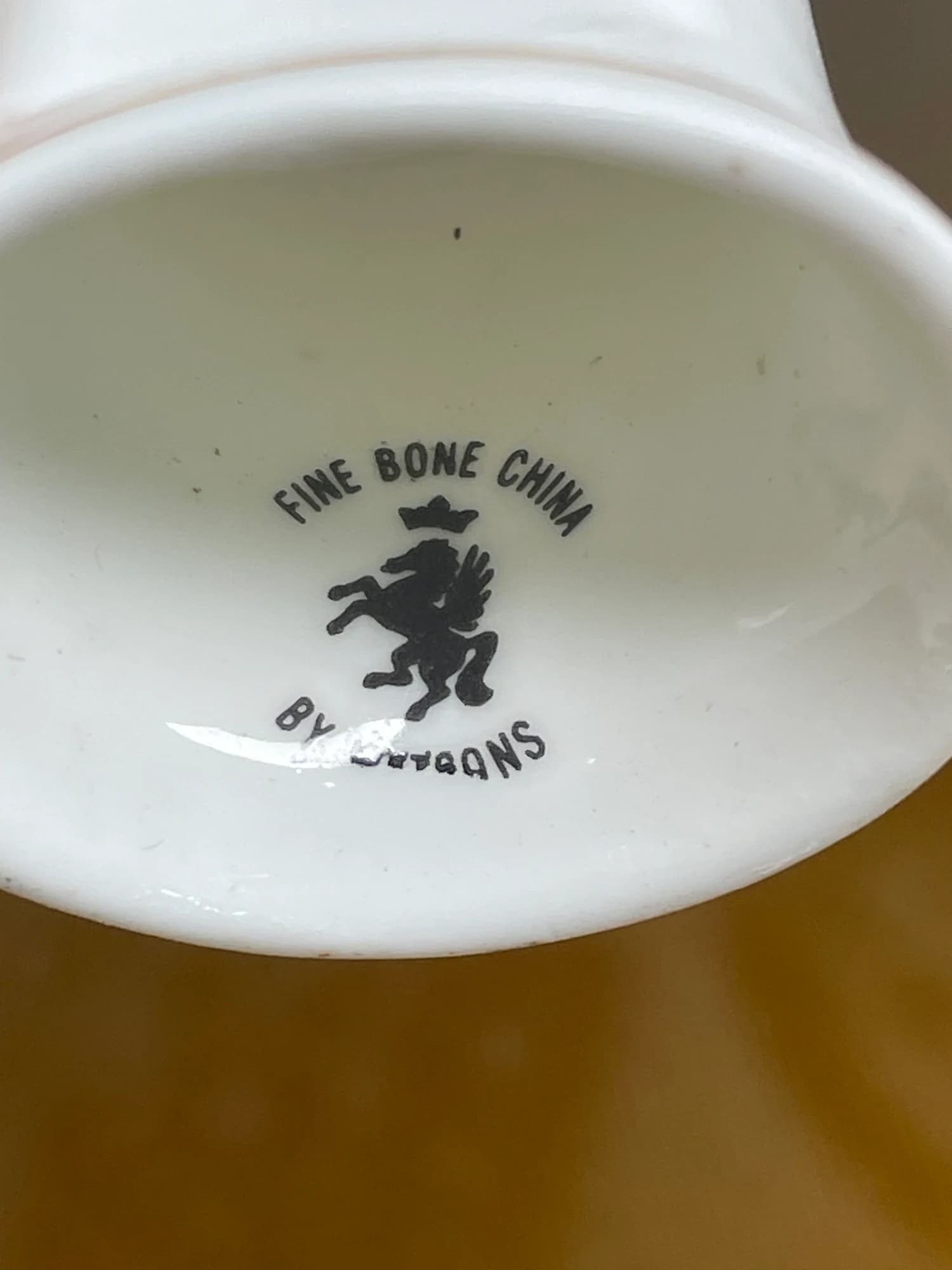 زنگوله واتسونز اکتبر October؛ گل پرپر زرد و صورتی؛ مهر واتسونز و عبارت Fine Bone China