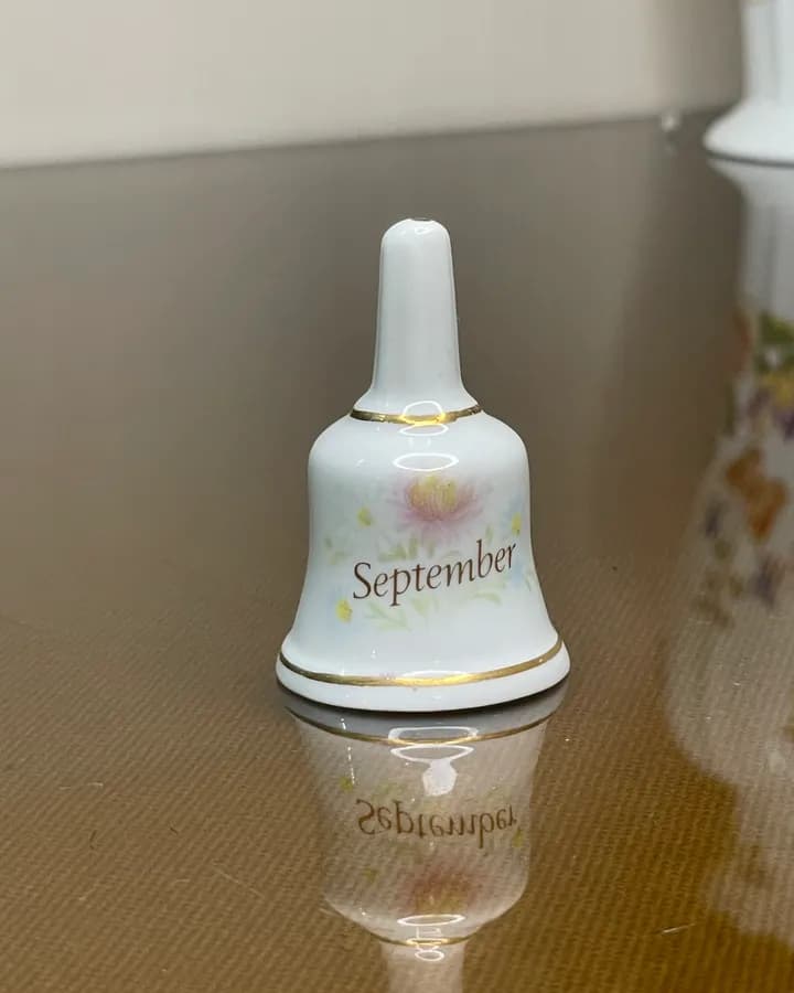 زنگوله واتسونز سپتامبر September؛ گل صورتی و برگ‌های سبز