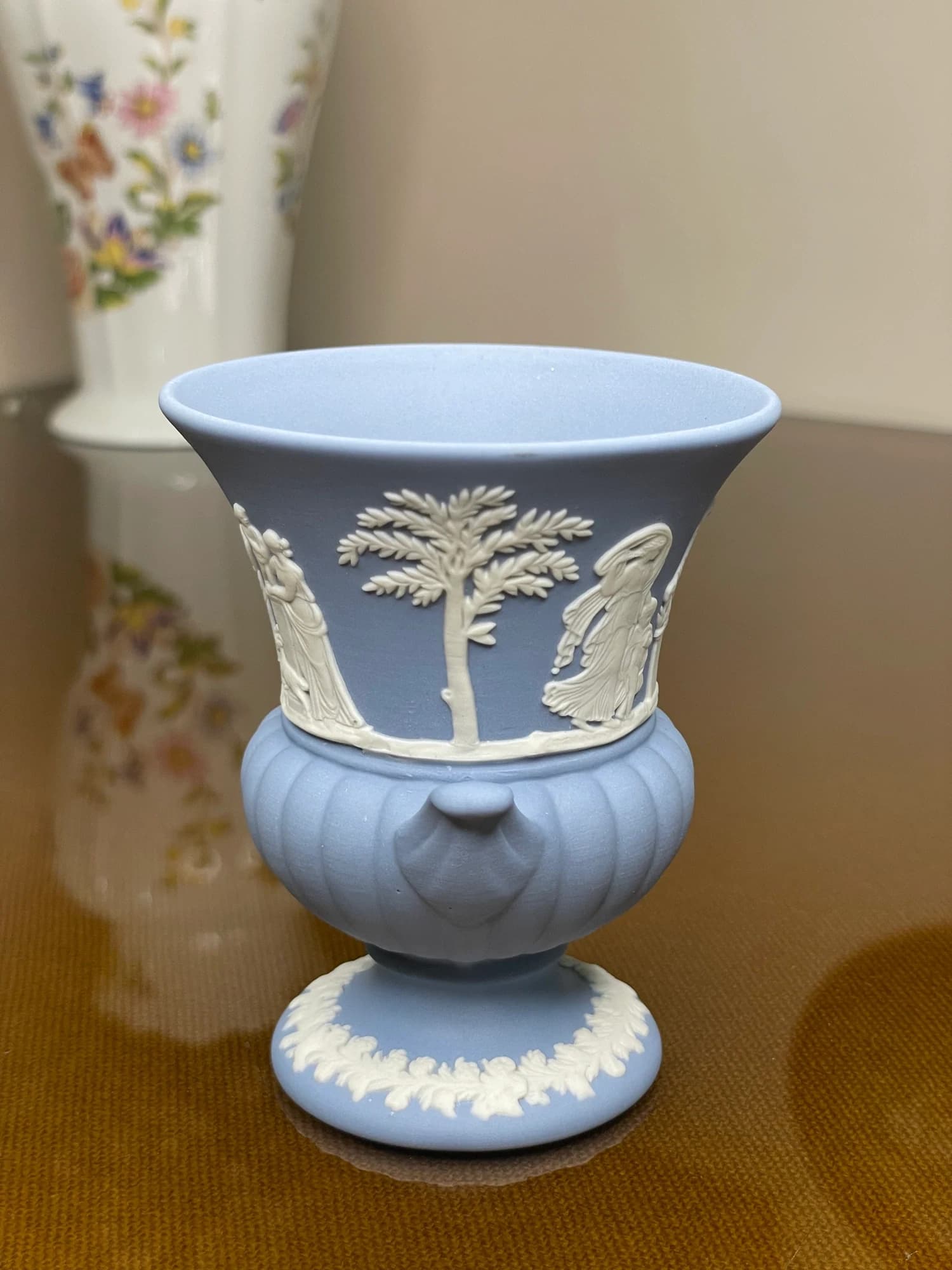 گلدان پایه‌دار ودجوود آبی؛ نمونهٔ اول؛ نمای دیگر از بدنه و دهانه