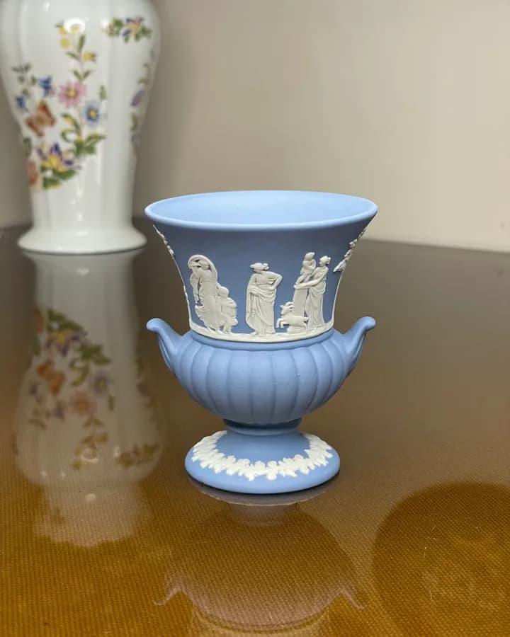 گلدان پایه‌دار ودجوود آبی؛ نمونهٔ دوم