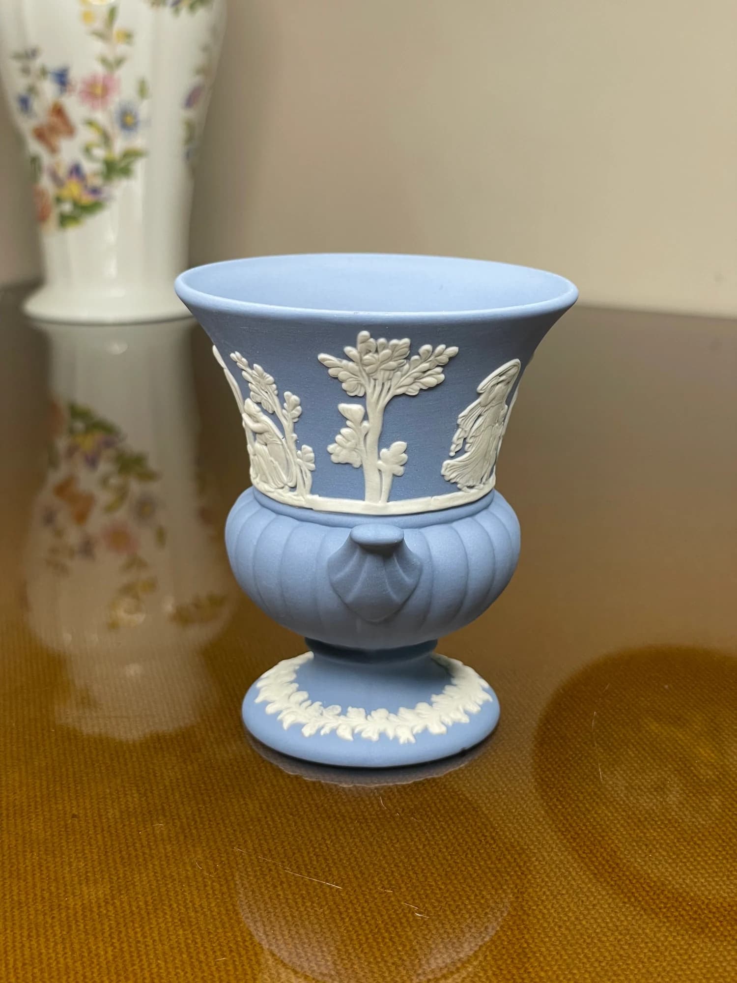 گلدان پایه‌دار ودجوود آبی؛ نمونهٔ دوم؛ نمای دیگر از دهانه و پایه