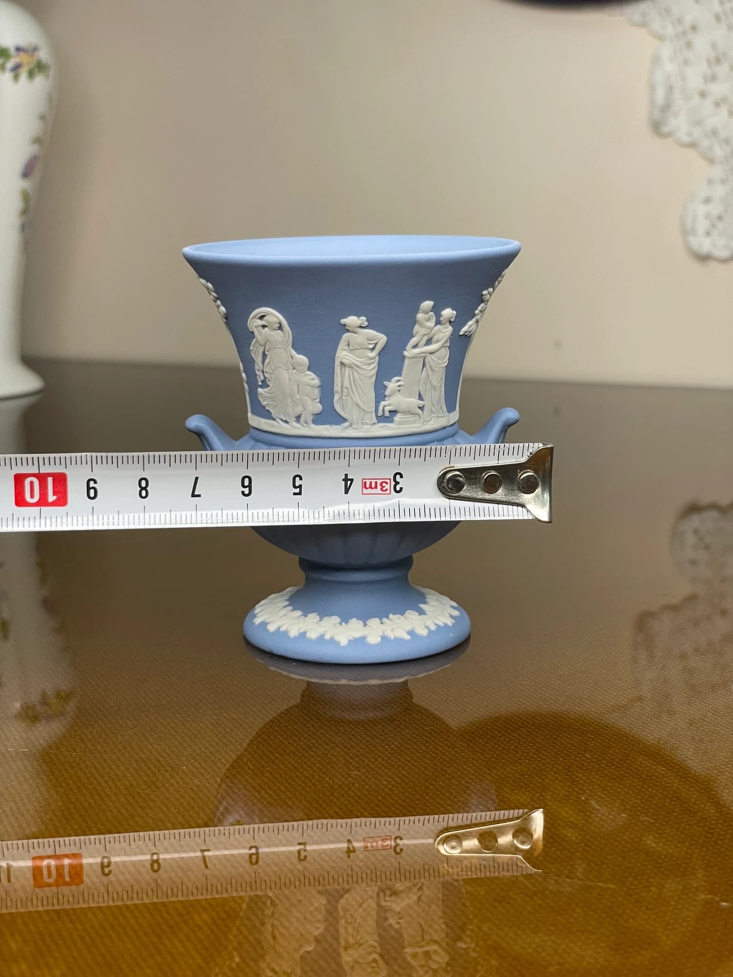 گلدان پایه‌دار ودجوود آبی؛ نمونهٔ دوم؛ اندازه‌گیری عرض نمونهٔ دوم
