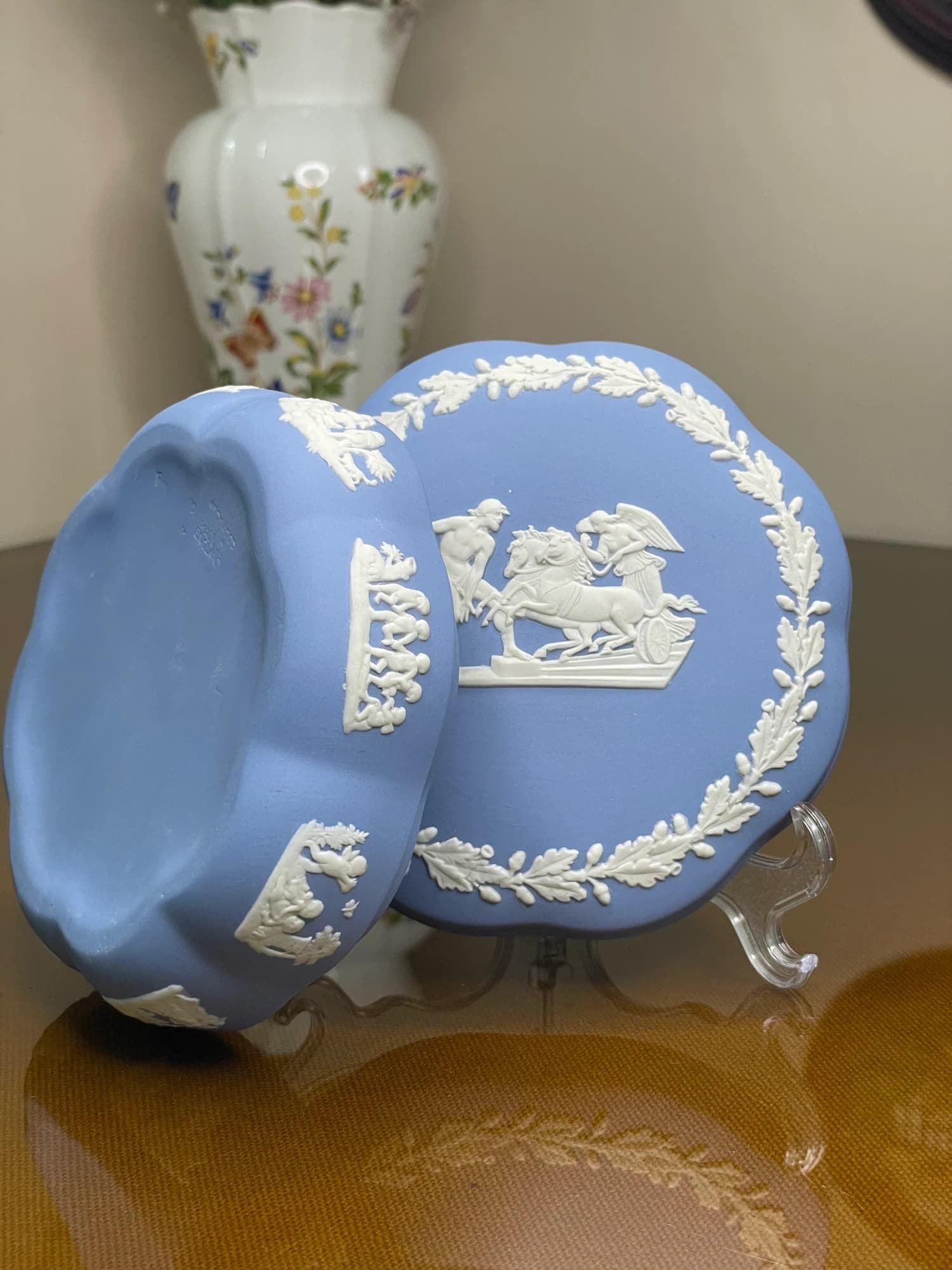 جعبه زیورآلات ودجوود آبی؛ ارابهٔ بالدار؛ نمای باز و فرم چندپرِ بدنه