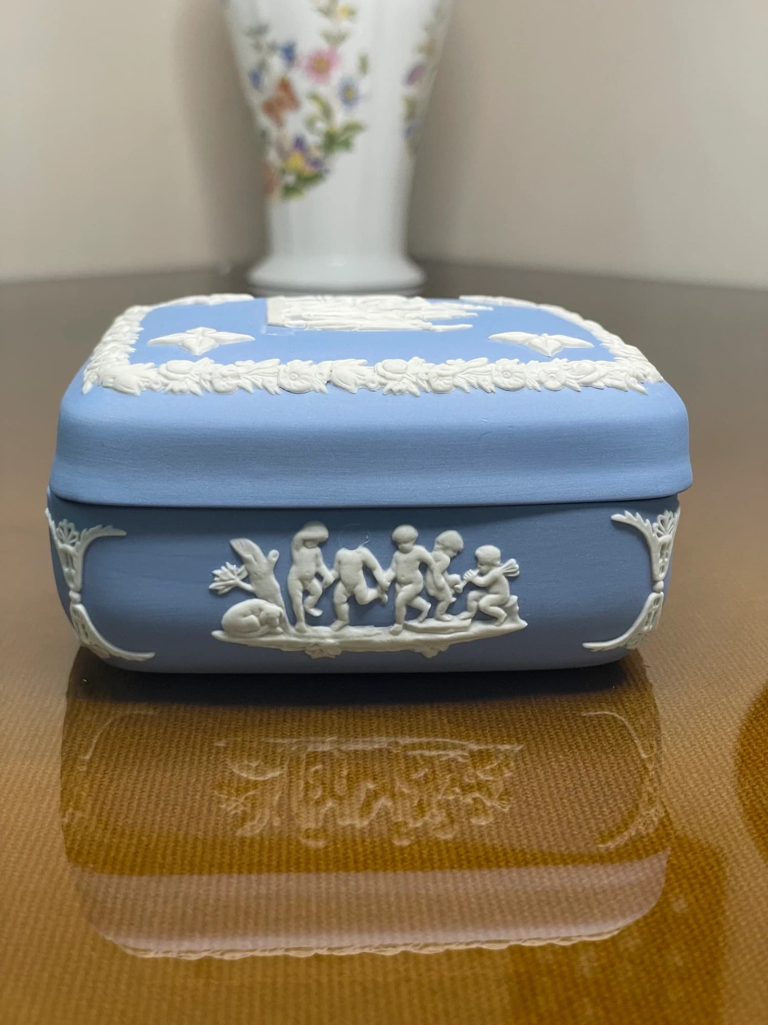 جعبه زیورآلات چهارگوش ودجوود آبی؛ دارای ایراد نقش‌برجسته؛ صحنهٔ کودکان در سمت دیگر