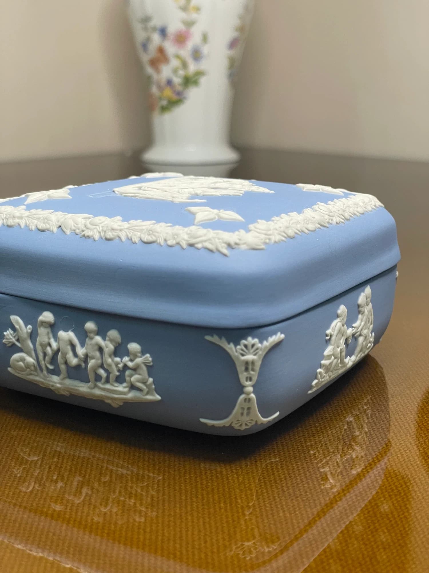 جعبه زیورآلات چهارگوش ودجوود آبی؛ دارای ایراد نقش‌برجسته؛ نمای مایل بدنه و نقش‌های برجسته