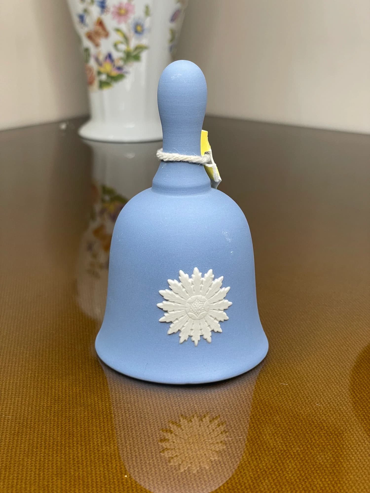 زنگوله ودجوود آبی؛ نقش عمارت و نشان شعاعی؛ نمای پشت و نشان شعاعی