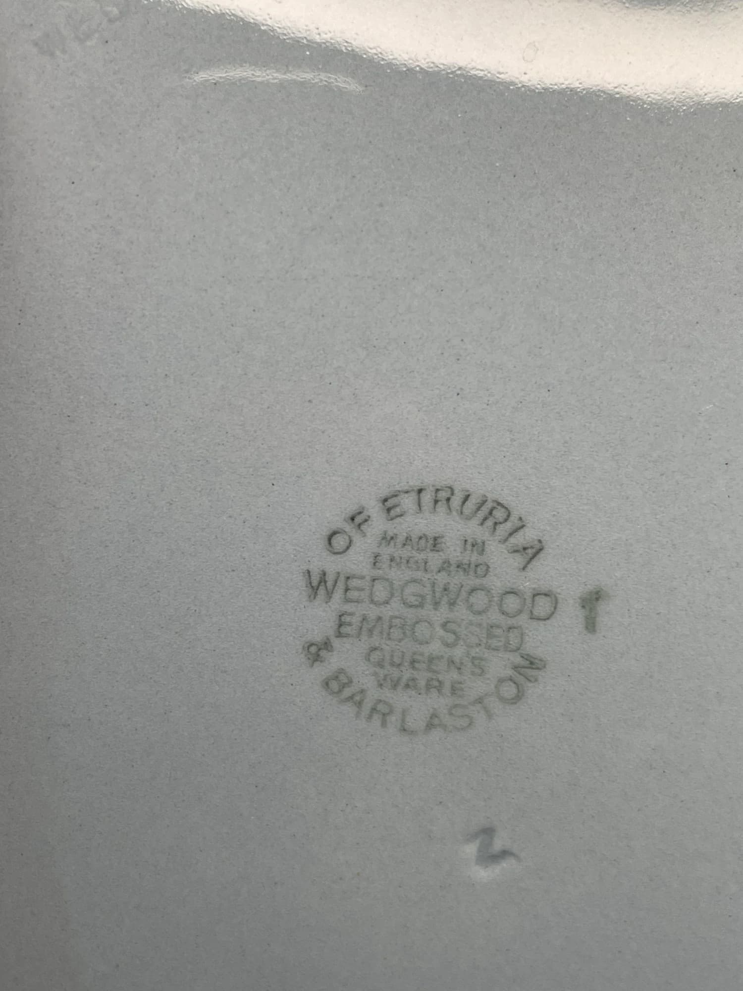 ظرف دردار ودجوود کوئینز‌ور؛ برگ و انگور برجسته؛ مهر Wedgwood و Embossed Queen’s Ware
