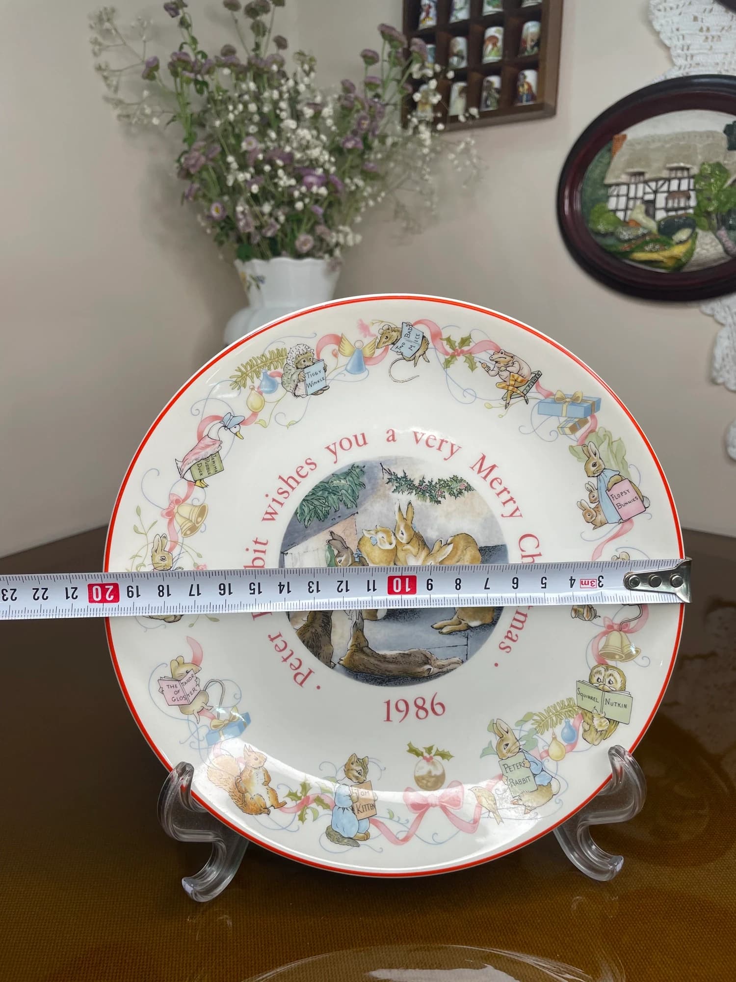 دیوارکوب ودجوود پیتر رابیت؛ کریسمس ۱۹۸۶ با طرح سنجاب‌ها؛ اندازه‌گیری قطر دیوارکوب ودجوود