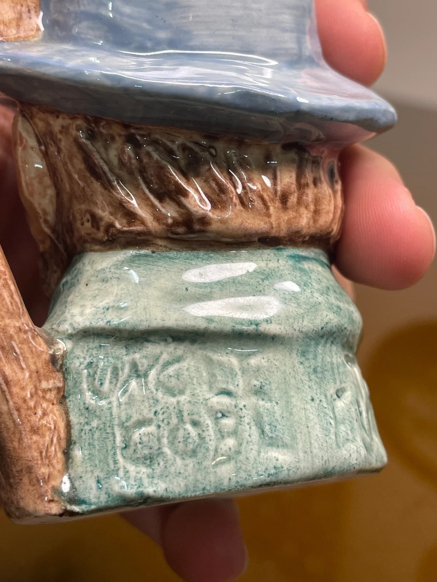 توبی ماگ ویدکامب Widecombe؛ مرد کلاه‌آبی؛ نوشتهٔ برجستهٔ Widecombe Pottery پشت بدنه